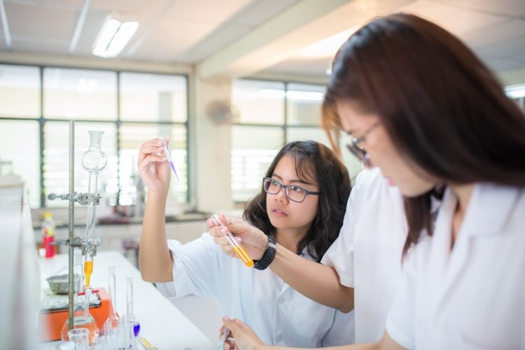 Ngành Dược sĩ Trung cấp: Học gì và sau khi tốt nghiệp làm gì?