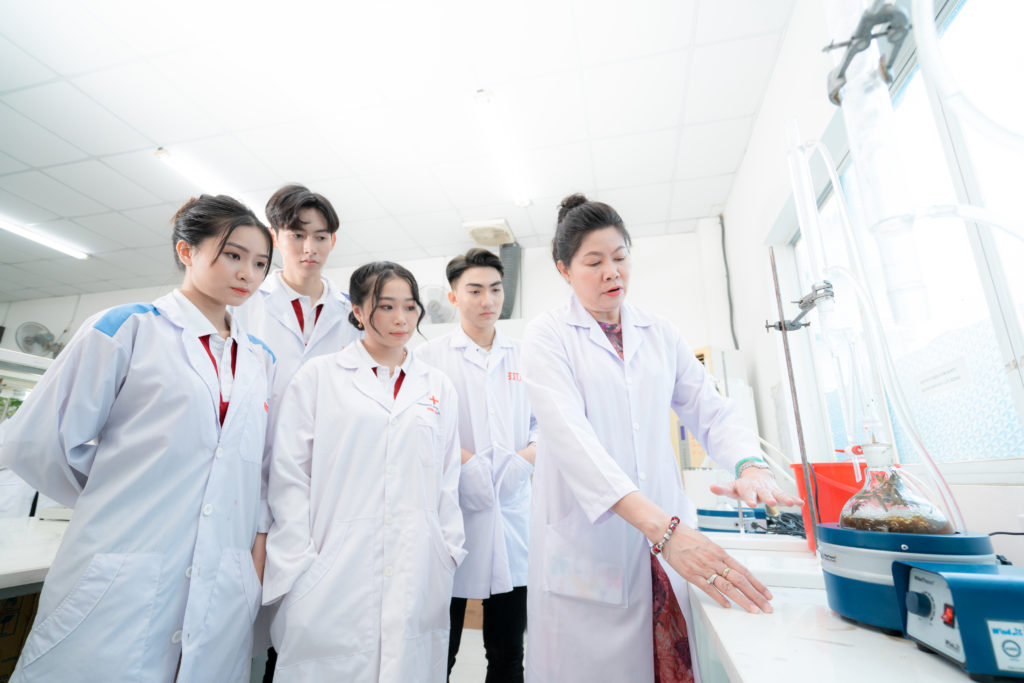 hoc-duoc-co-can-gioi-tieng-anh-khong-2