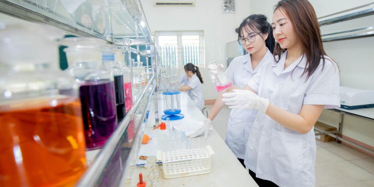 hoc-duoc-co-can-gioi-tieng-anh-khong