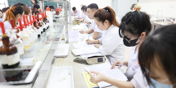 tot-nghiep-nganh-duoc-ra-truong-lam-gi