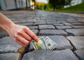 mo-thay-bi-lua-tien-2