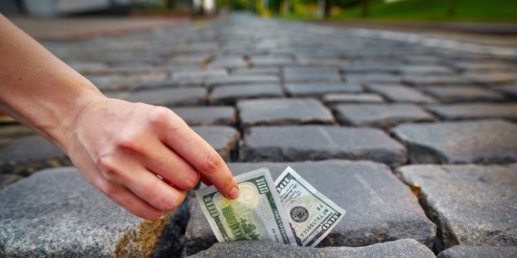 mo-thay-bi-lua-tien-2