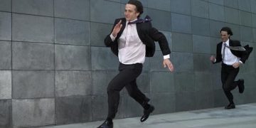 mo-thay-bi-truy-duoi