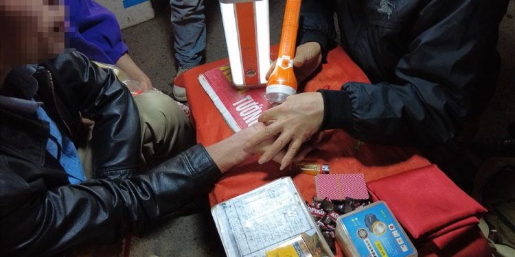 Mơ thấy bói toán là điềm gì?